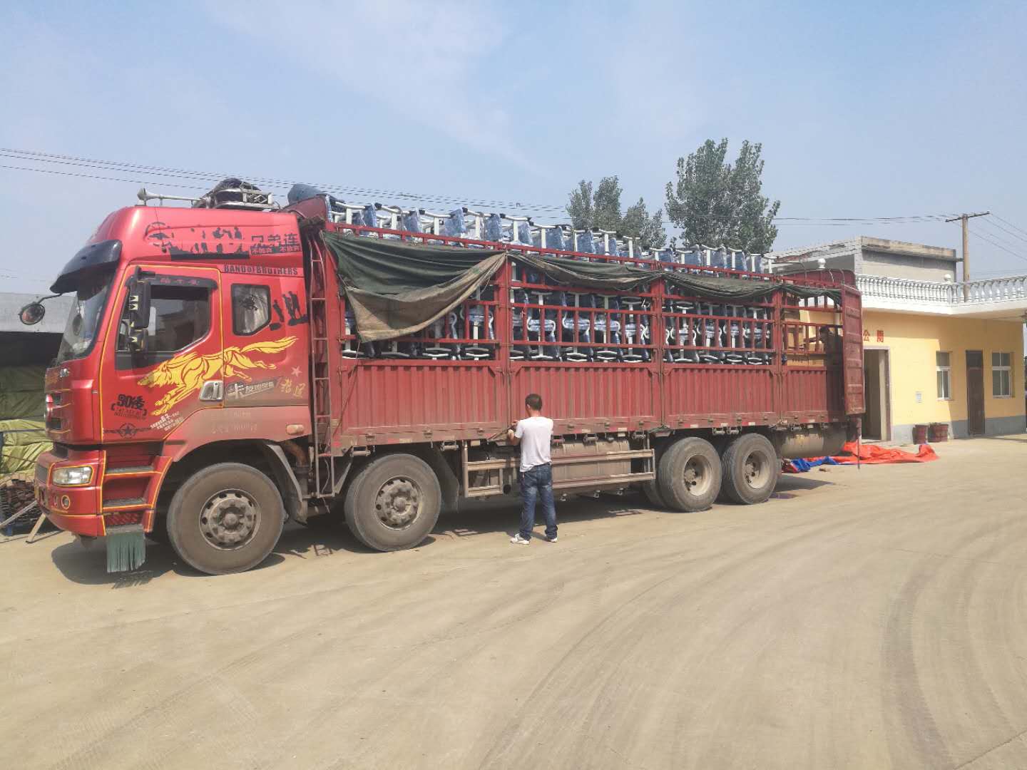 祝賀“睿學(xué)卓藝”課桌椅入駐北京外國語大學(xué)西南附屬學(xué)校！