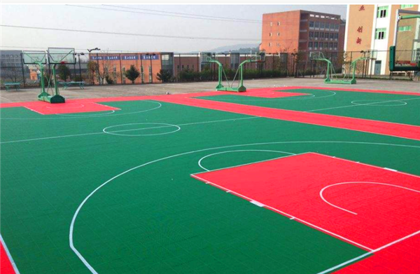 籃球場地板就得選擇懸浮式拼裝地板！