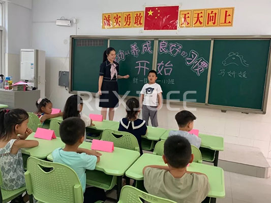  如何挑選滿意的學(xué)生課桌椅？